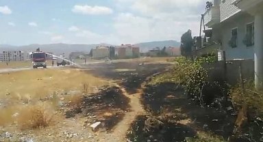 Yüksekova'da boş arazide çıkan yangın korkuttu