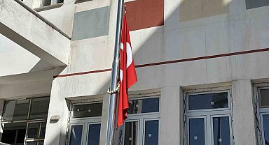 Yüksekova'da İsmail Haniye için bayraklar yarıya indirildi