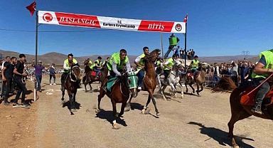 Karlıova’da at yarışları renkli görüntüler oluşturdu